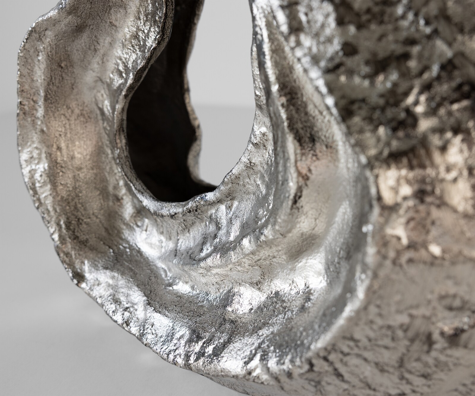Rzeźba Nexora dł. 40 x szer. 15 x wys. 33 cm aluminium Platin ręcznie robiona 2