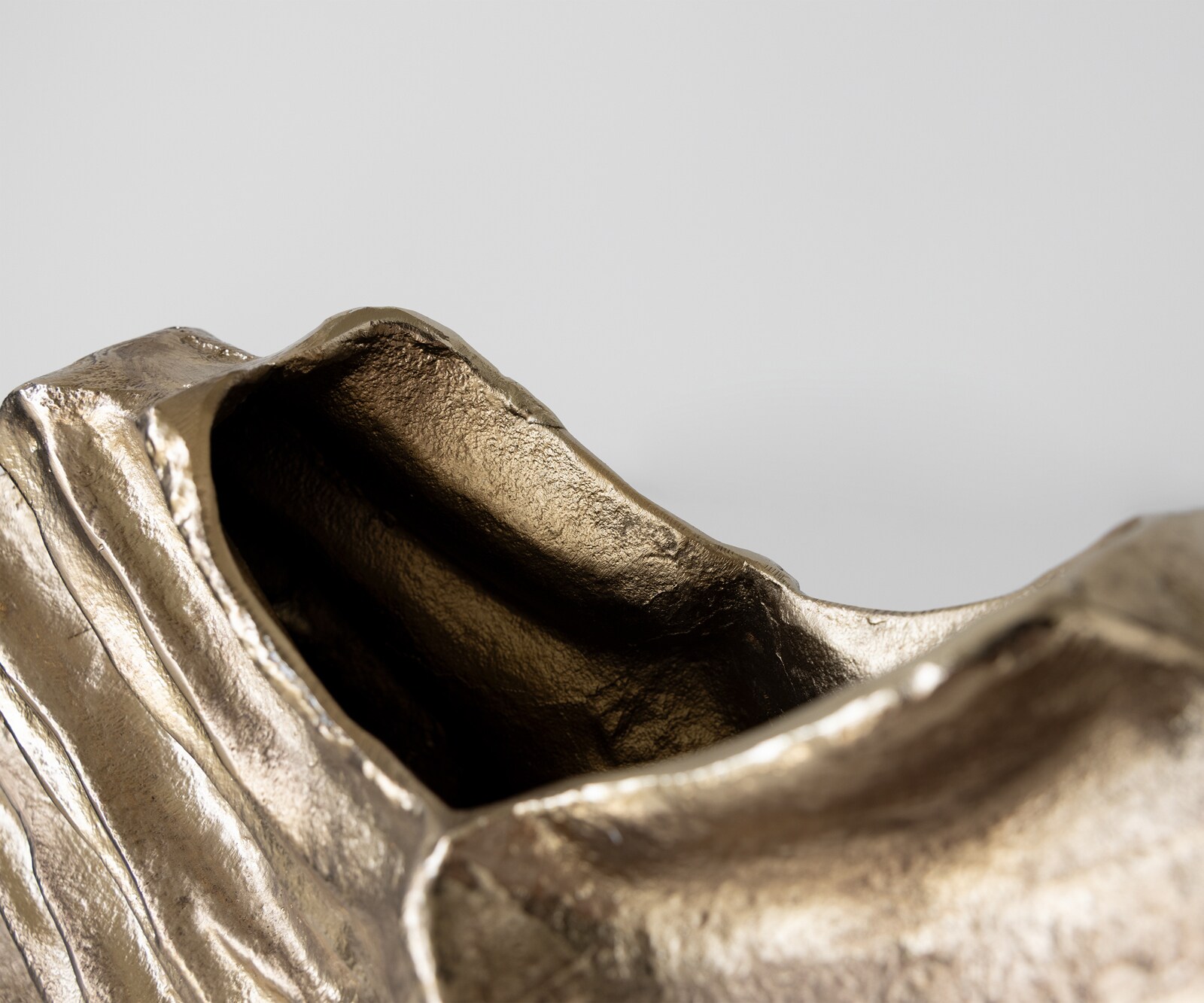 Waza dekoracyjna Nerina dł. 47 x szer. 18 x wys. 42 cm aluminium Champagner ręcznie robiona 5