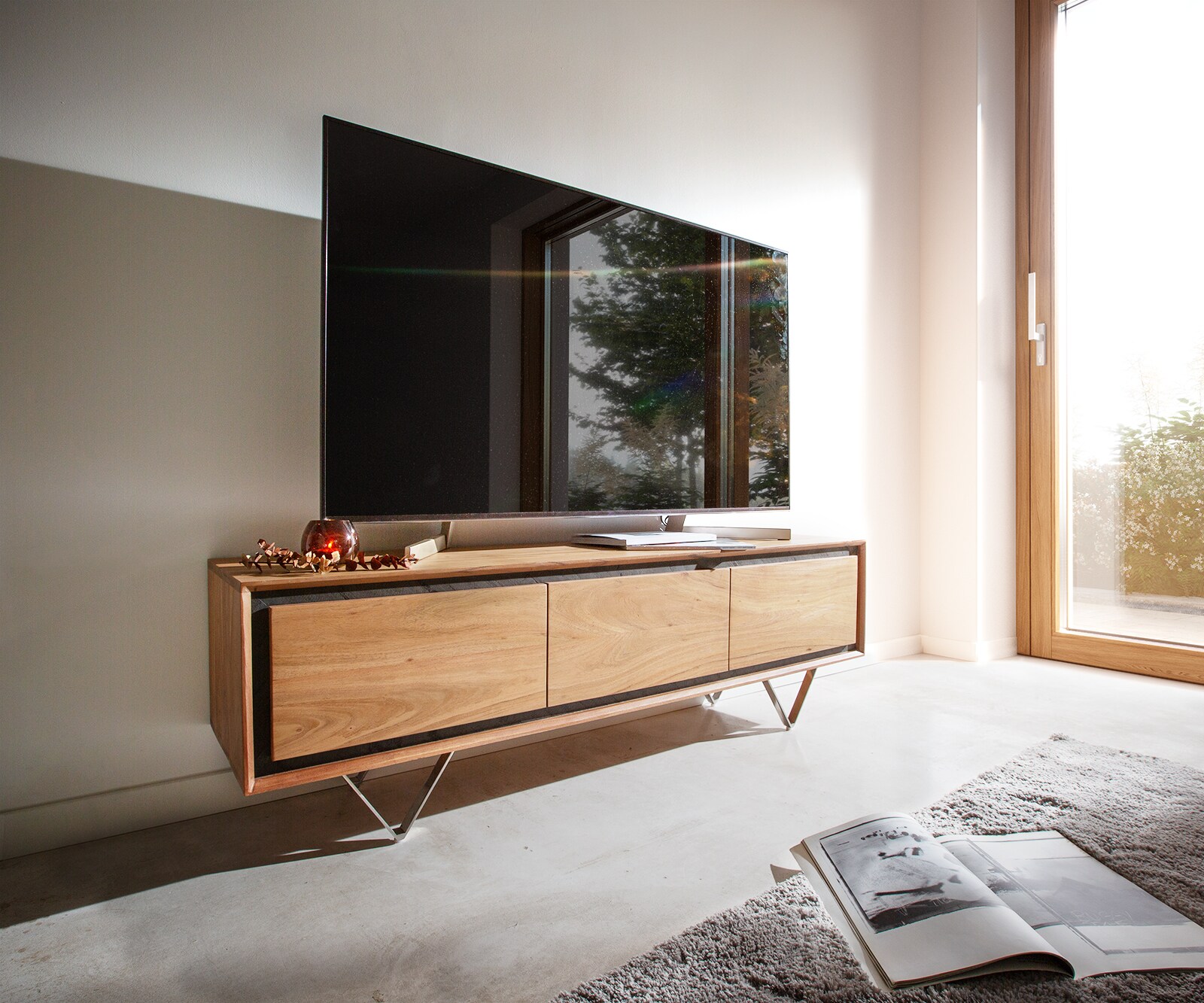 Szafka RTV Stonegrace 145 cm akacja naturalna 3 drzwi fornir kamienny nóżki V