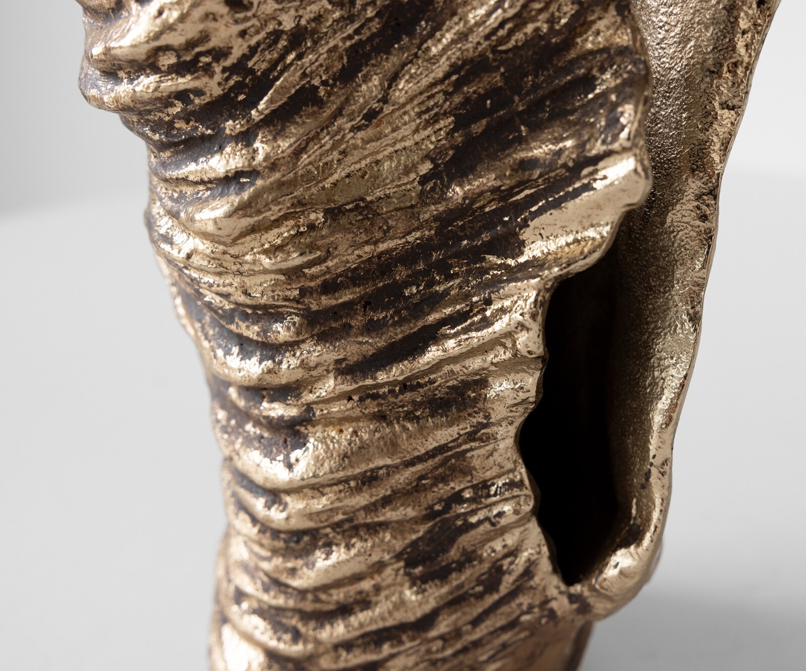 Waza dekoracyjna Corallo dł. 37 x szer. 18 x wys. 48 cm aluminium Oro Antico ręcznie robiona 2