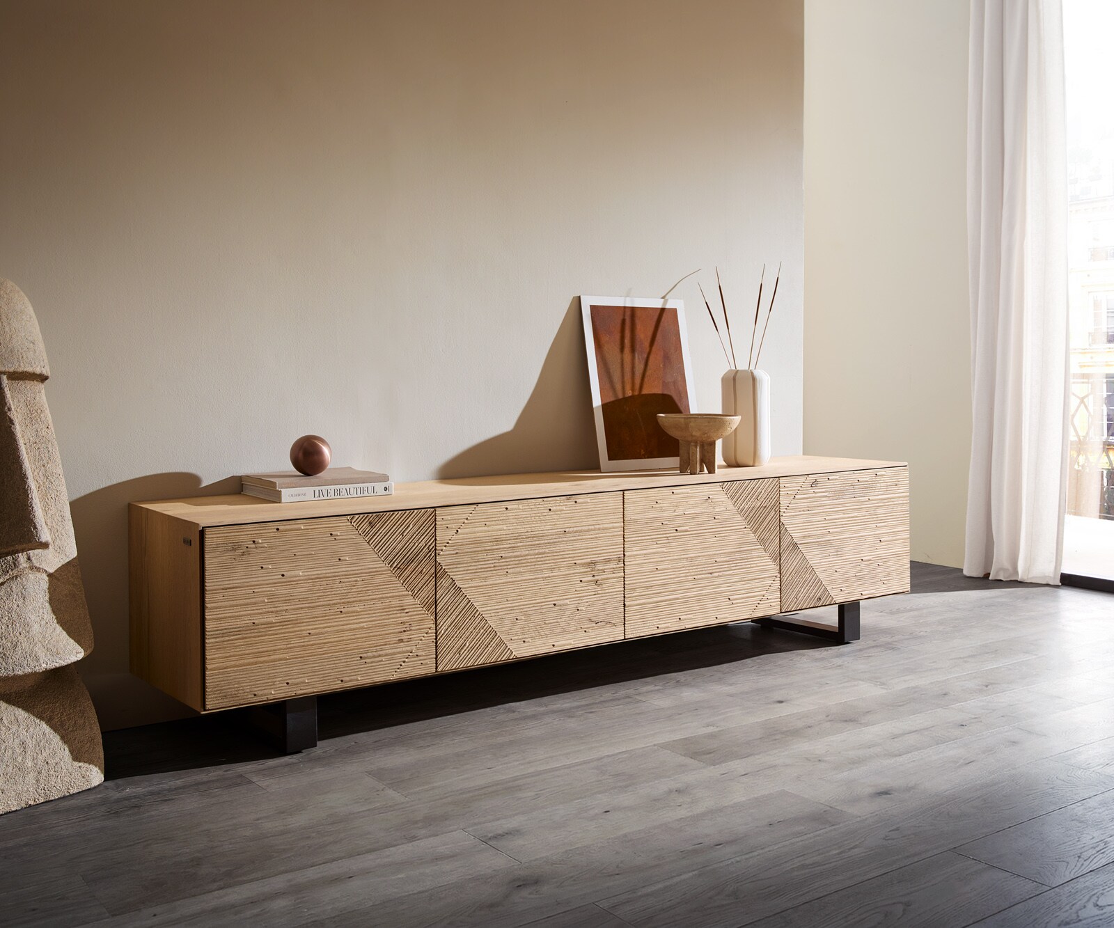 Szafka RTV Tereos 220 cm dąb naturalny efekt 3D 4 drzwi nóżki płozowe metal czarny