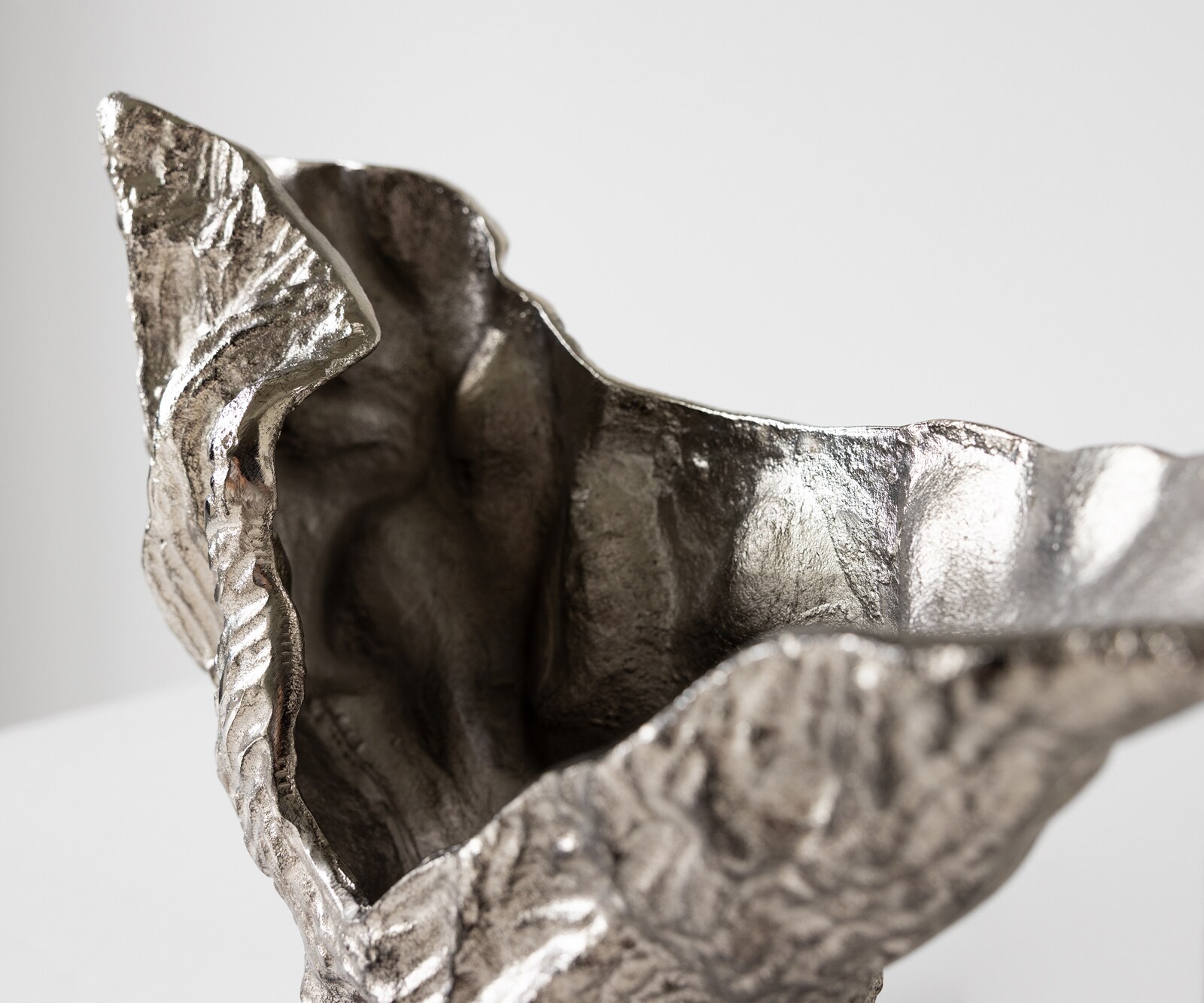 Waza dekoracyjna Alaris dł. 44 x szer. 13 x wys. 31 cm aluminium Platin ręcznie robiona 5
