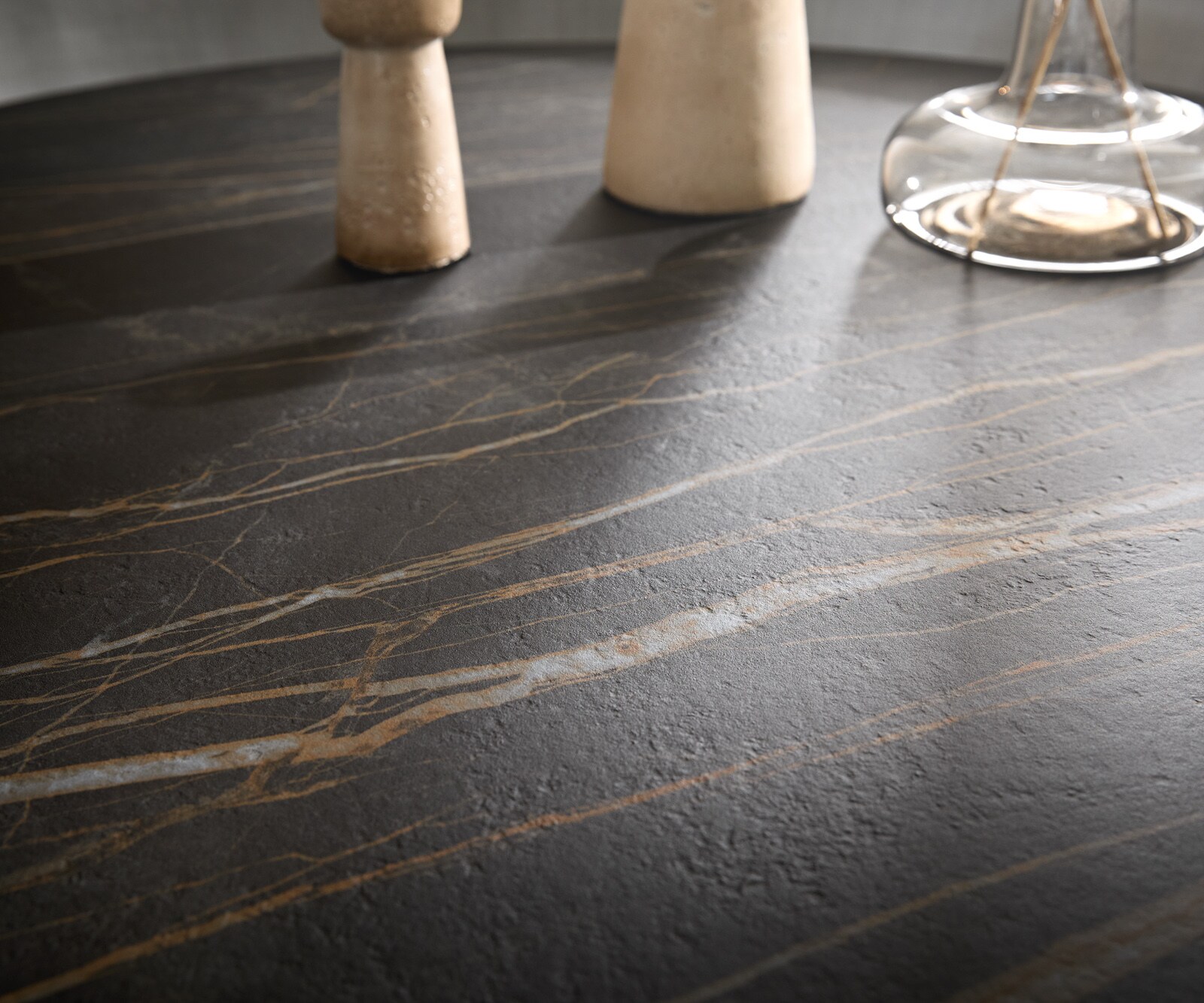 Stolik kawowy Skafi 100x40 cm ceramika Laminam® Noir Desir rama metaliczny srebrny 4