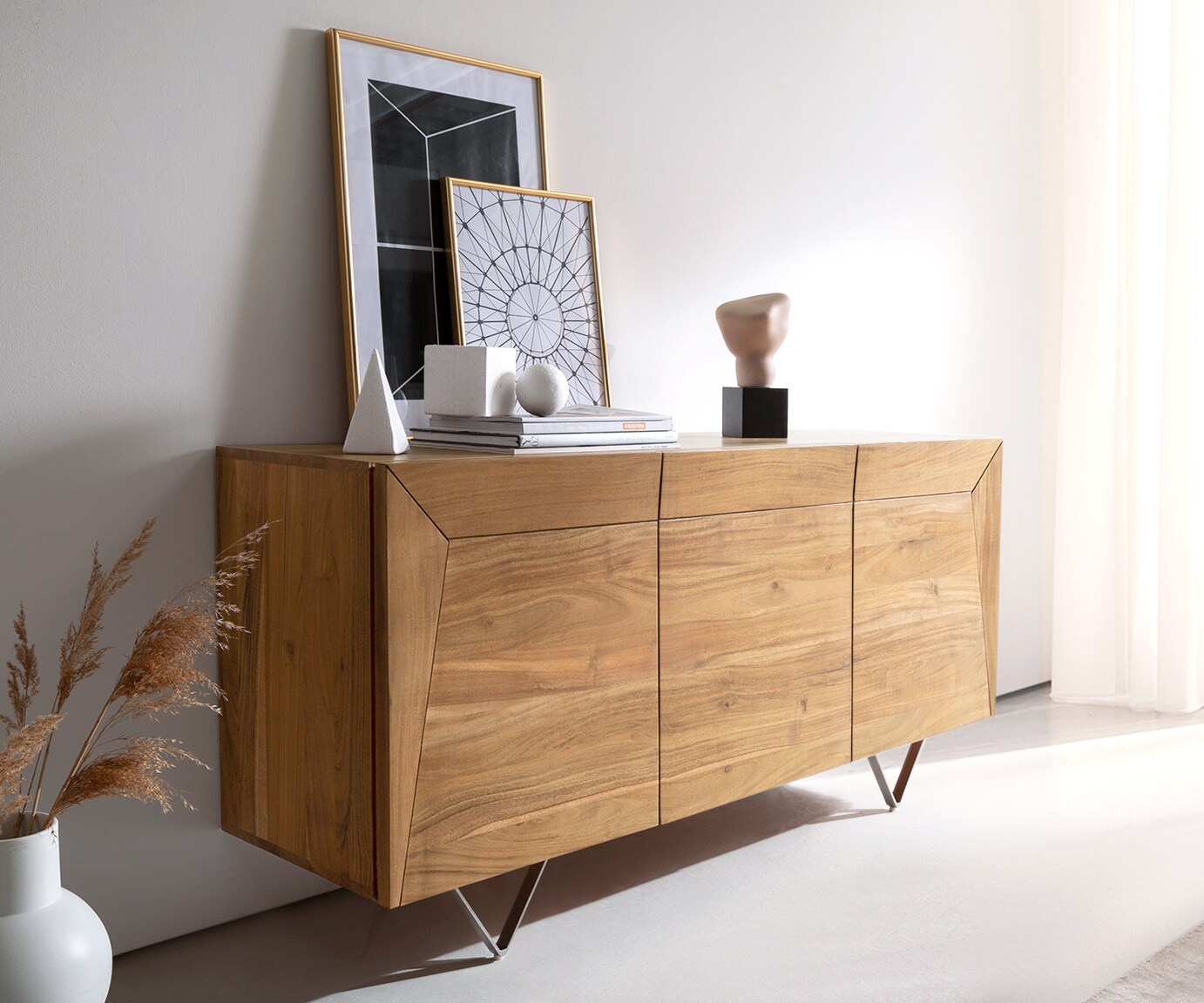 Komoda Kayu 145x40x70 cm akacja naturalna 3 drzwi nóżki V