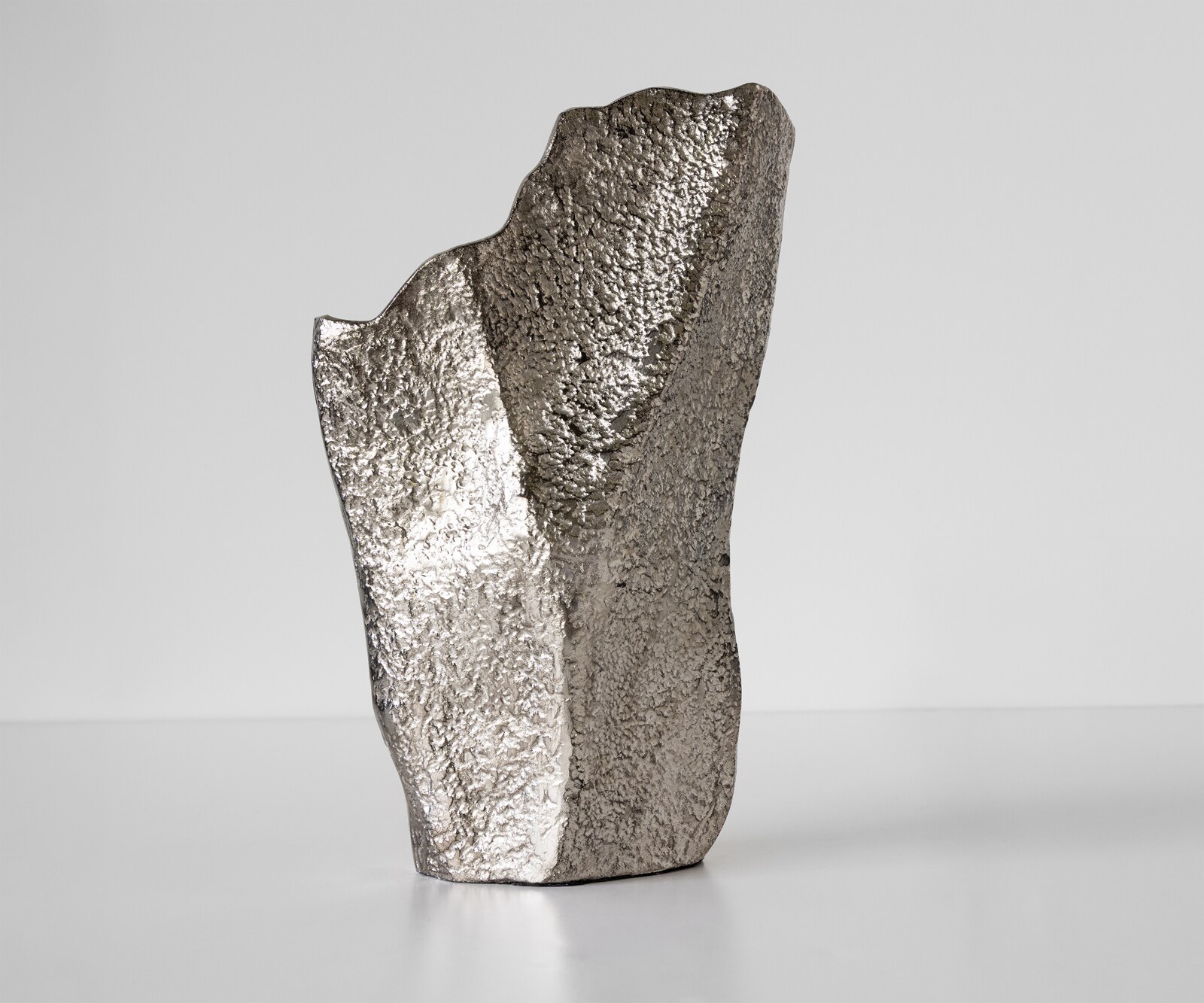 Waza dekoracyjna Cavira dł. 29 x szer. 16 x wys. 48 cm aluminium Platin ręcznie robiona 1