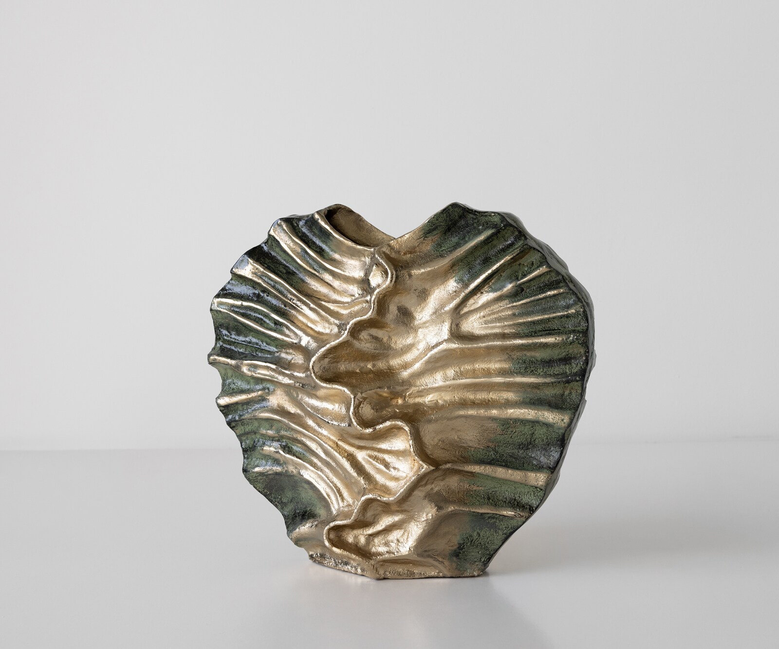 Waza dekoracyjna Nerina dł. 47 x szer. 18 x wys. 42 cm aluminium Verde Antico ręcznie robiona