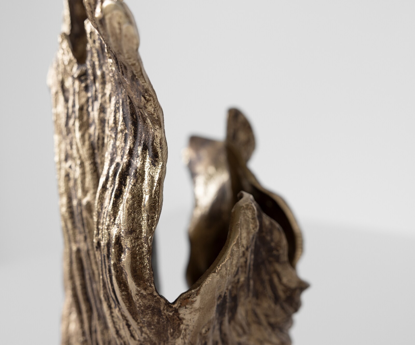 Waza dekoracyjna Corallo dł. 37 x szer. 18 x wys. 48 cm aluminium Oro Antico ręcznie robiona 6