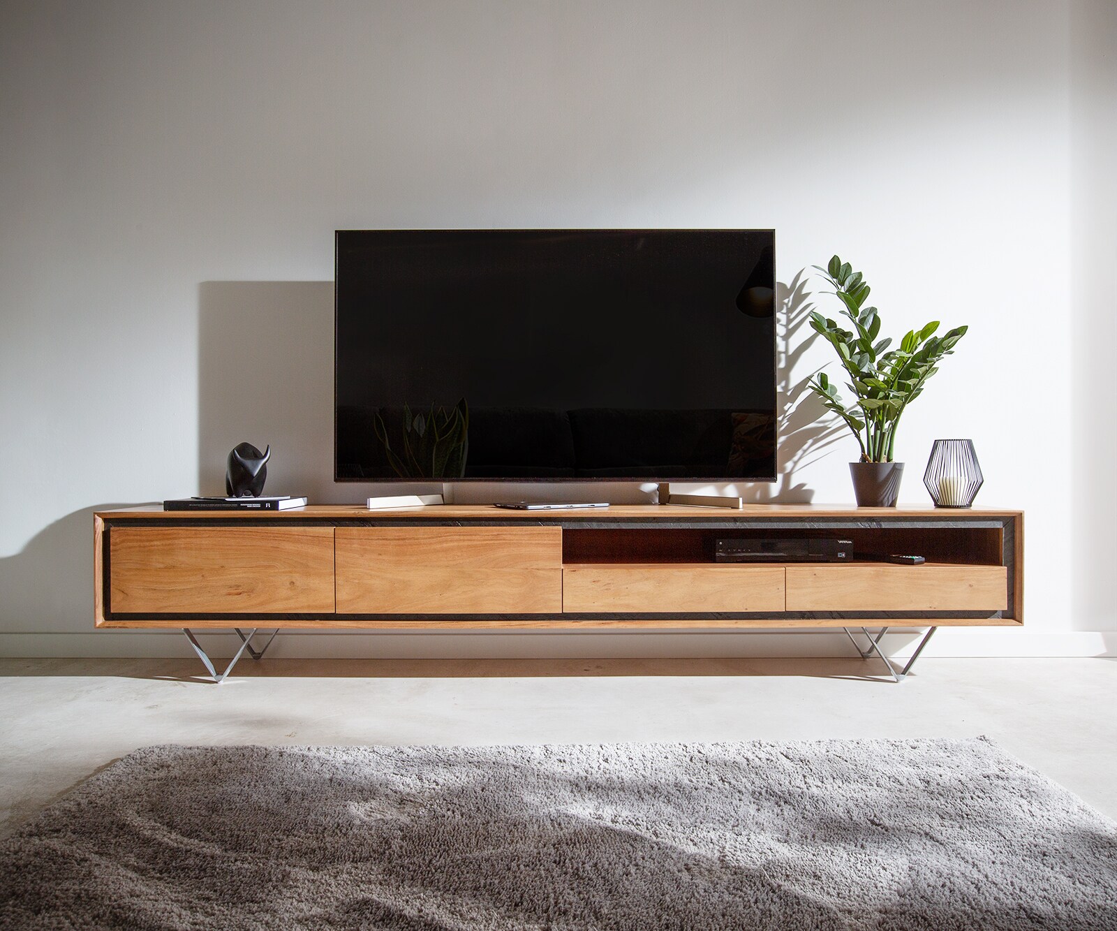 Szafka RTV Stonegrace 240 cm akacja naturalna 2 drzwi 1 przegroda 2 szuflady fornir kamienny nóżki V 1