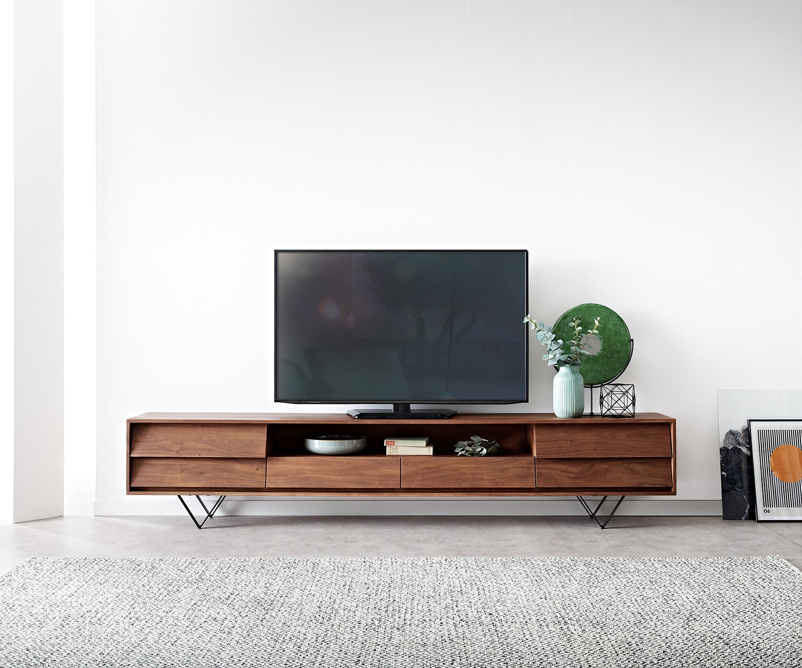 Szafka RTV Eloi 240x35 cm akacja brązowa 2 drzwi 2 szuflady nóżki V czarne 1