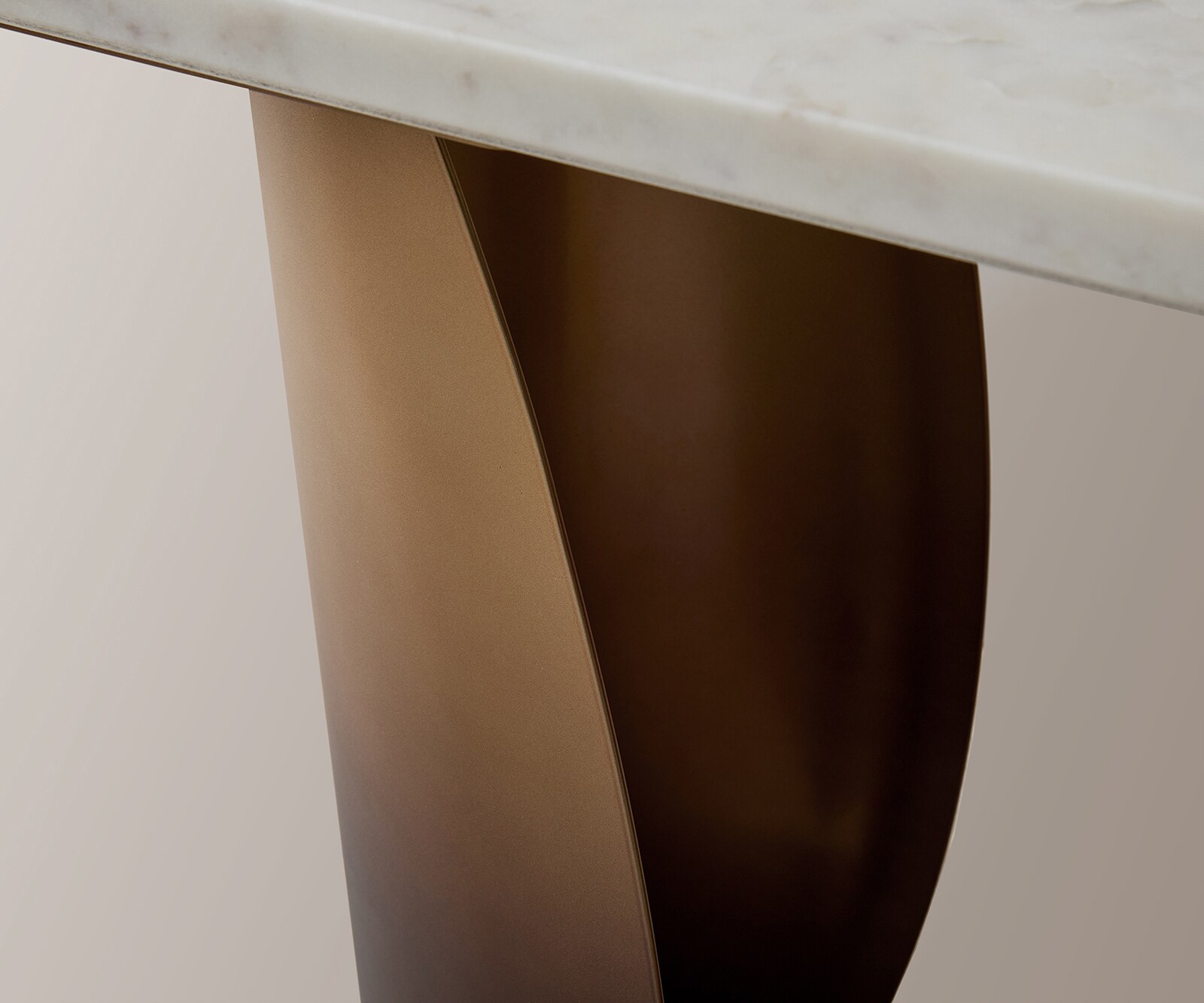 Konsola Solena 135 x 40 cm marmur biały metal złoty wykończenie Fusion Finish 4