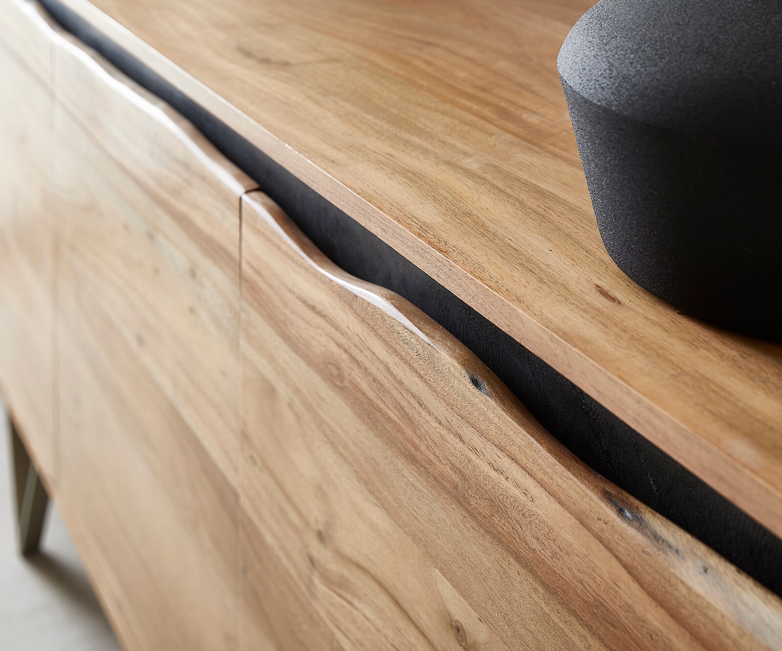 Komoda Stonegrace 147x45 cm akacja naturalna 3 drzwi live-edge 5