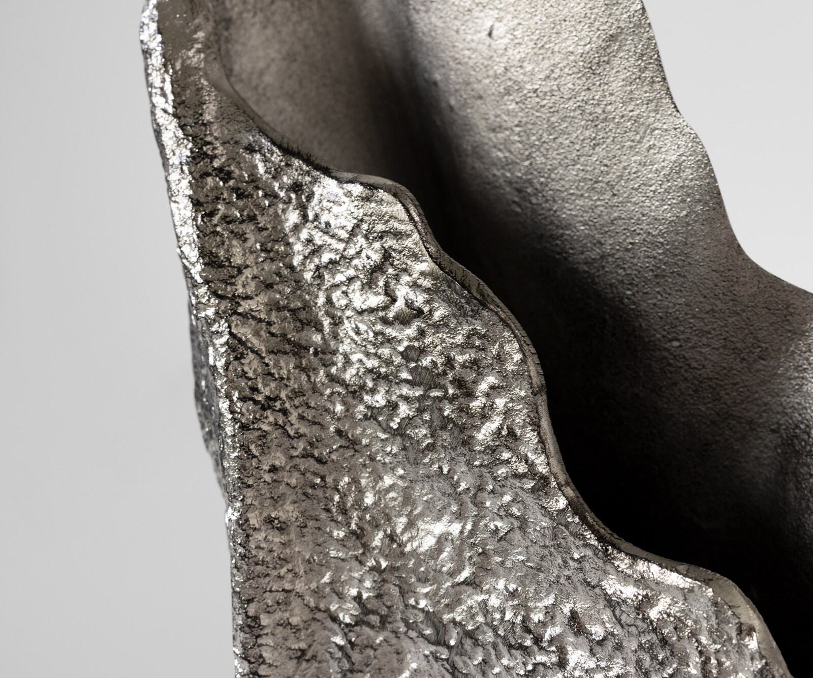 Waza dekoracyjna Cavira dł. 29 x szer. 16 x wys. 48 cm aluminium Platin ręcznie robiona 2