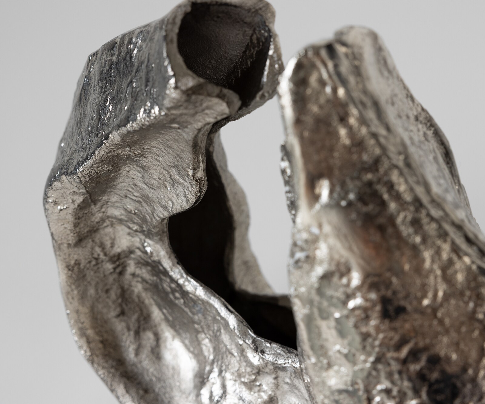 Rzeźba Nexora dł. 40 x szer. 17 x wys. 42 cm aluminium Platin ręcznie robiona 4