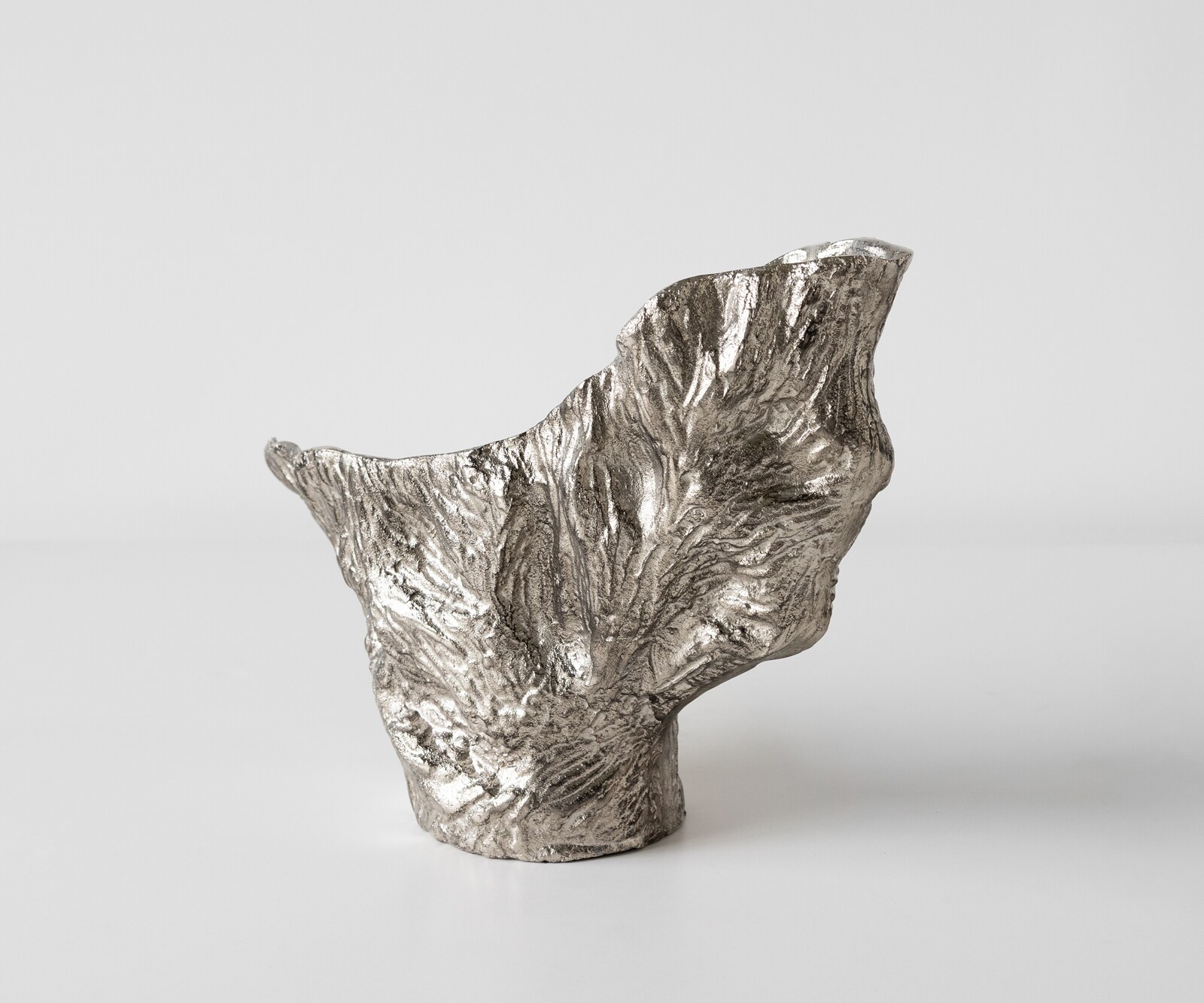 Waza dekoracyjna Alaris dł. 44 x szer. 13 x wys. 31 cm aluminium Platin ręcznie robiona 2