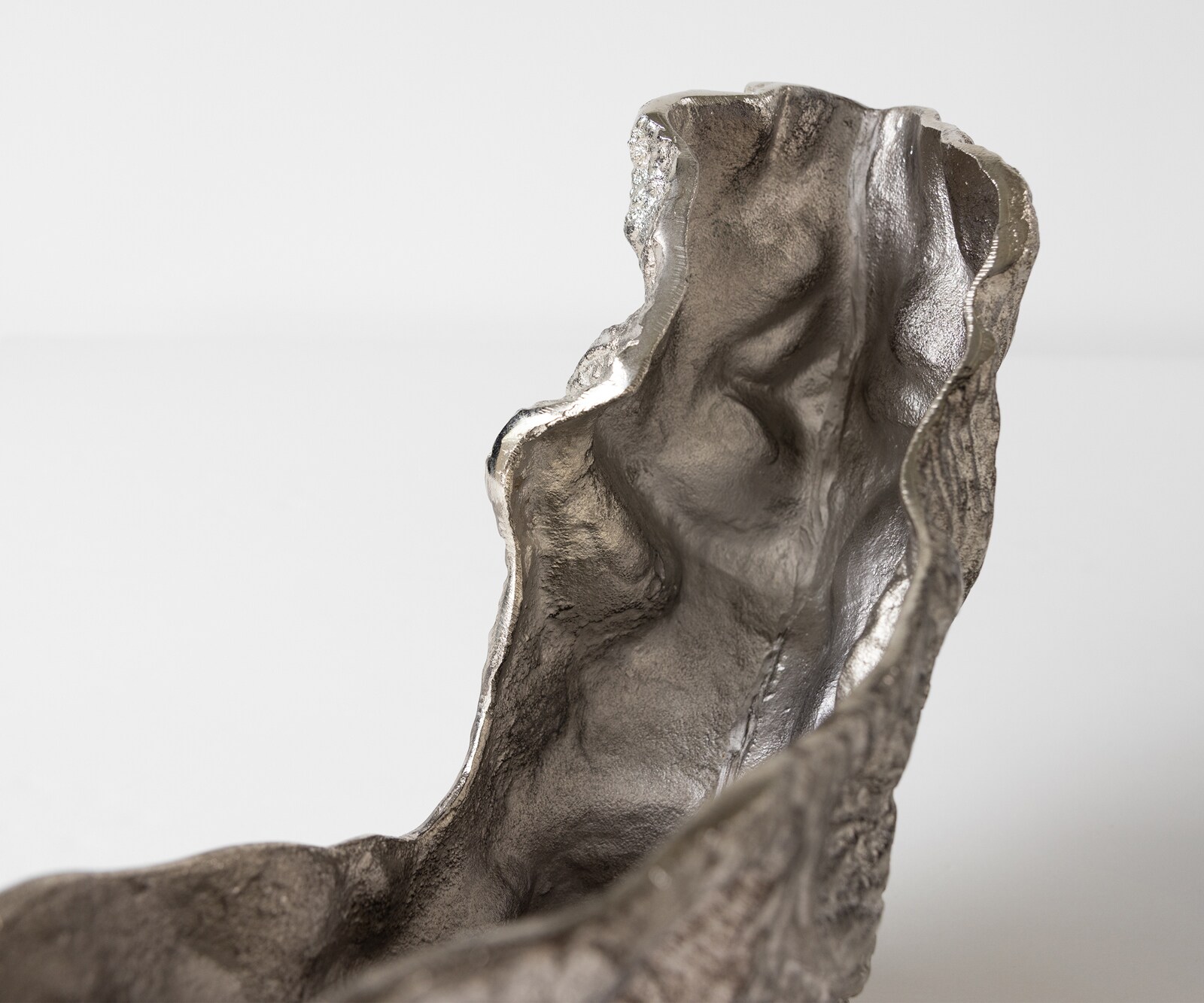 Waza dekoracyjna Alaris dł. 44 x szer. 13 x wys. 31 cm aluminium Platin ręcznie robiona 6