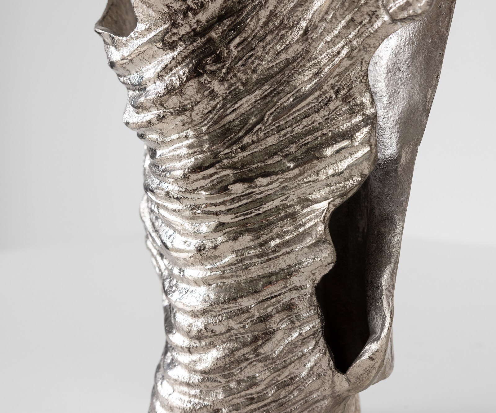 Waza dekoracyjna Corallo dł. 37 x szer. 18 x wys. 48 cm aluminium Platin ręcznie robiona 3