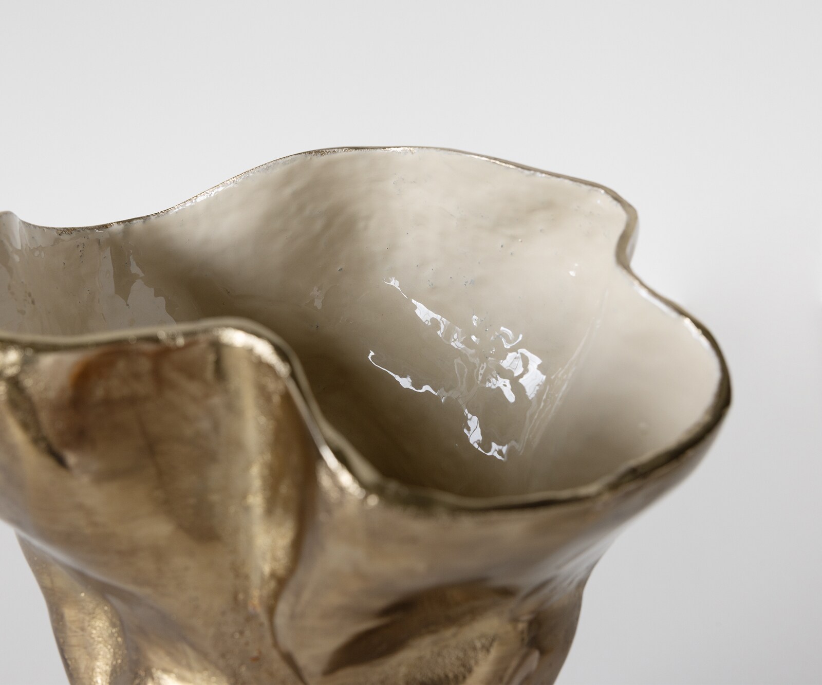 Waza dekoracyjna Mimoro dł. 28 x szer. 24 x wys. 38 cm aluminum Champagner Ivory ręcznie robiona 1