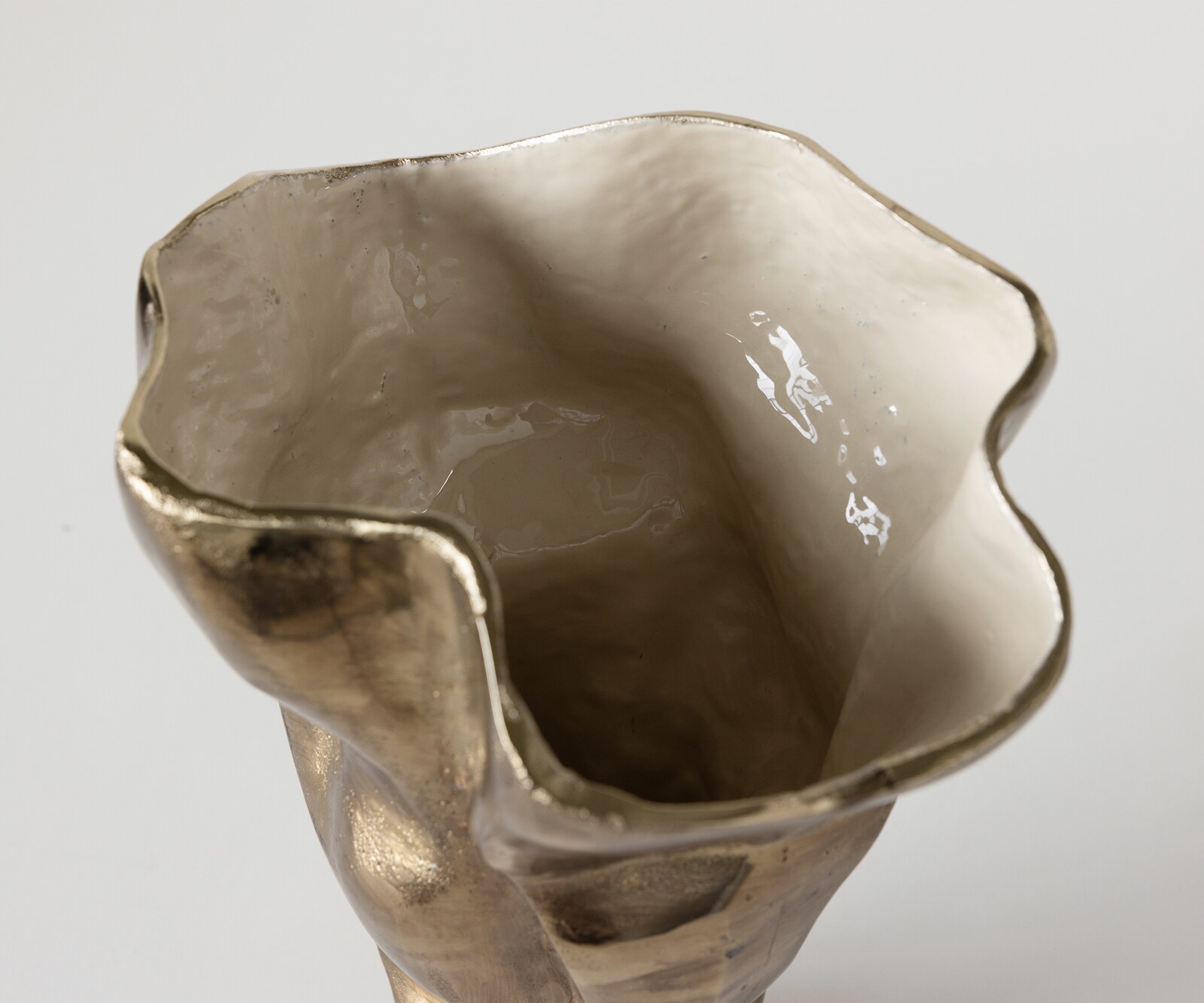 Waza dekoracyjna Mimoro dł. 28 x szer. 24 x wys. 38 cm aluminum Champagner Ivory ręcznie robiona 4