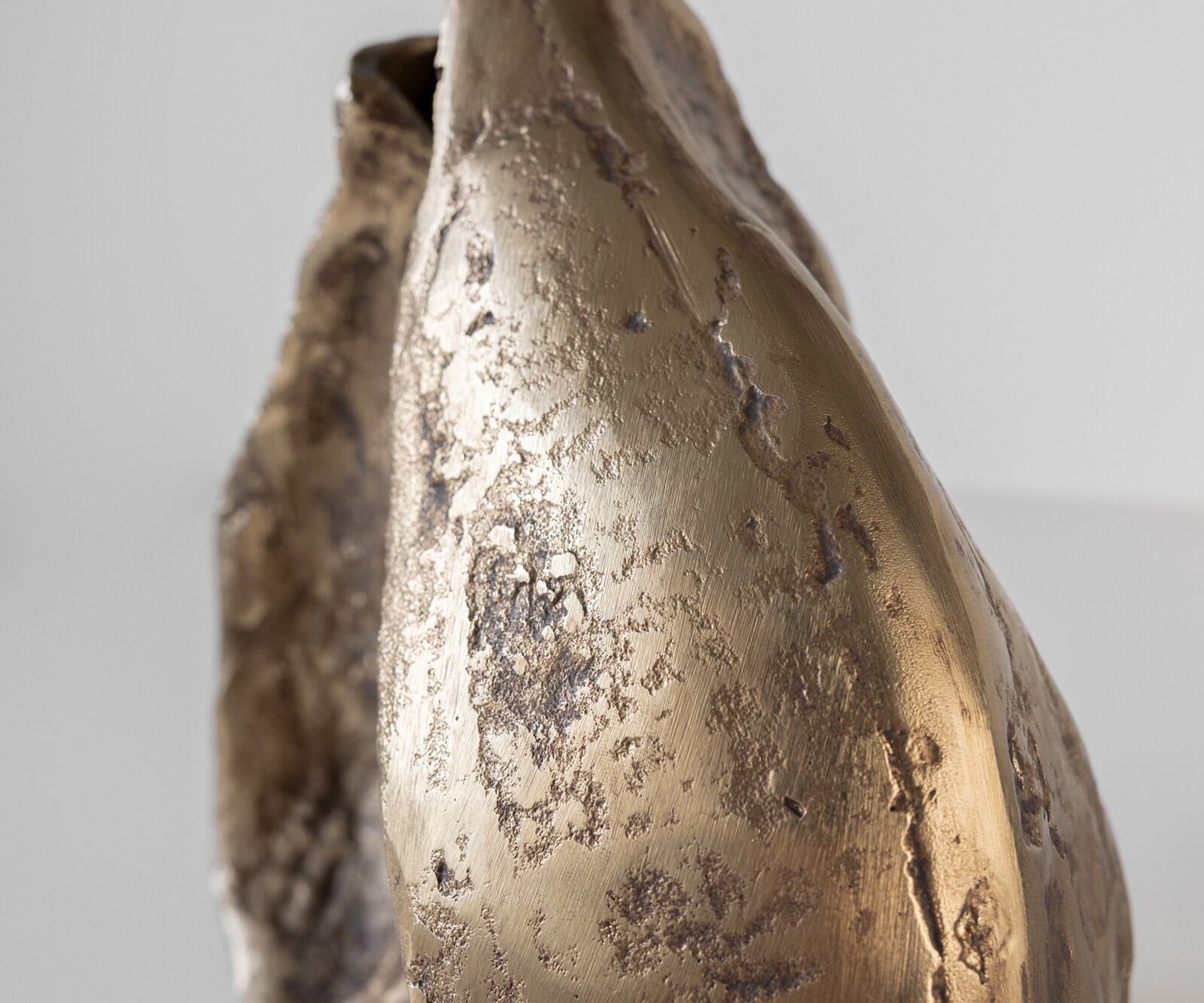 Rzeźba Nexora dł. 40 x szer. 17 x wys. 42 cm aluminium Oro Antico ręcznie robiona 3