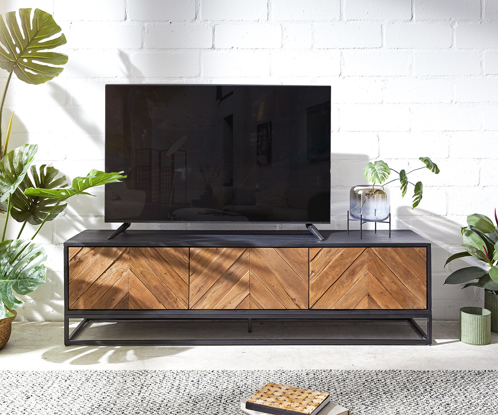 Szafka RTV Famke 145 cm mango drewno tekowe 3 drzwi 1
