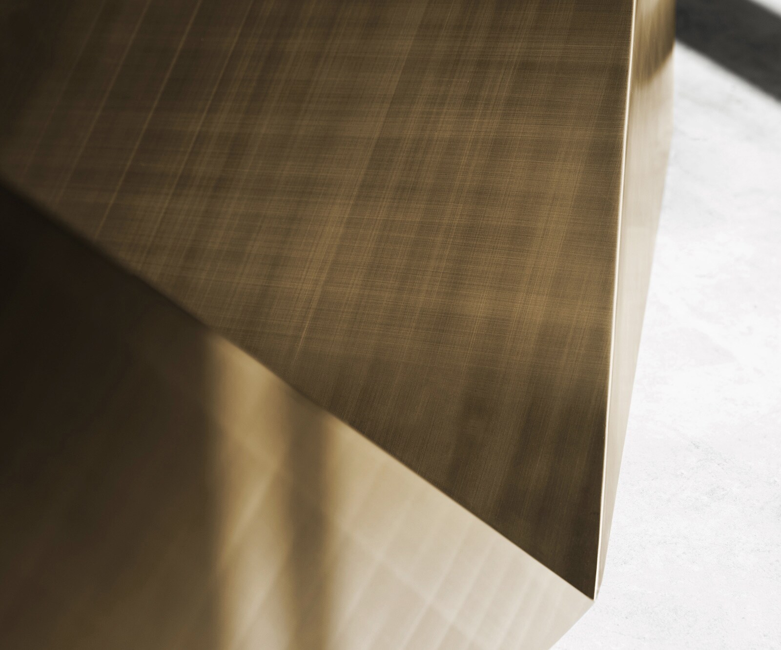 Stół do jadalni Edge owalny 315x150 cm ceramika Emperador Extra Lucidato ciemnobrązowa rama Prisma metaliczny złoty 6