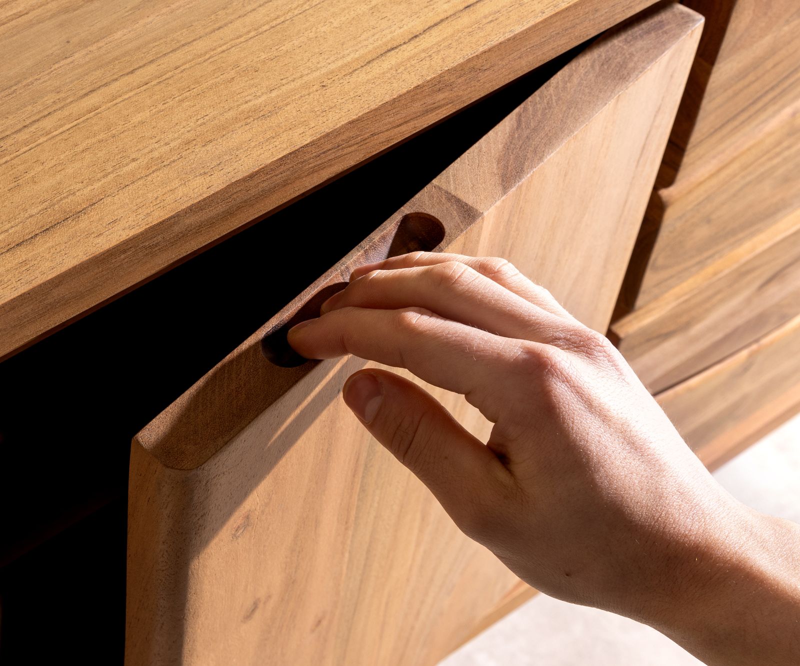 Komoda Live-Edge 147 cm akacja naturalna 3 szuflady 2 drzwi 5