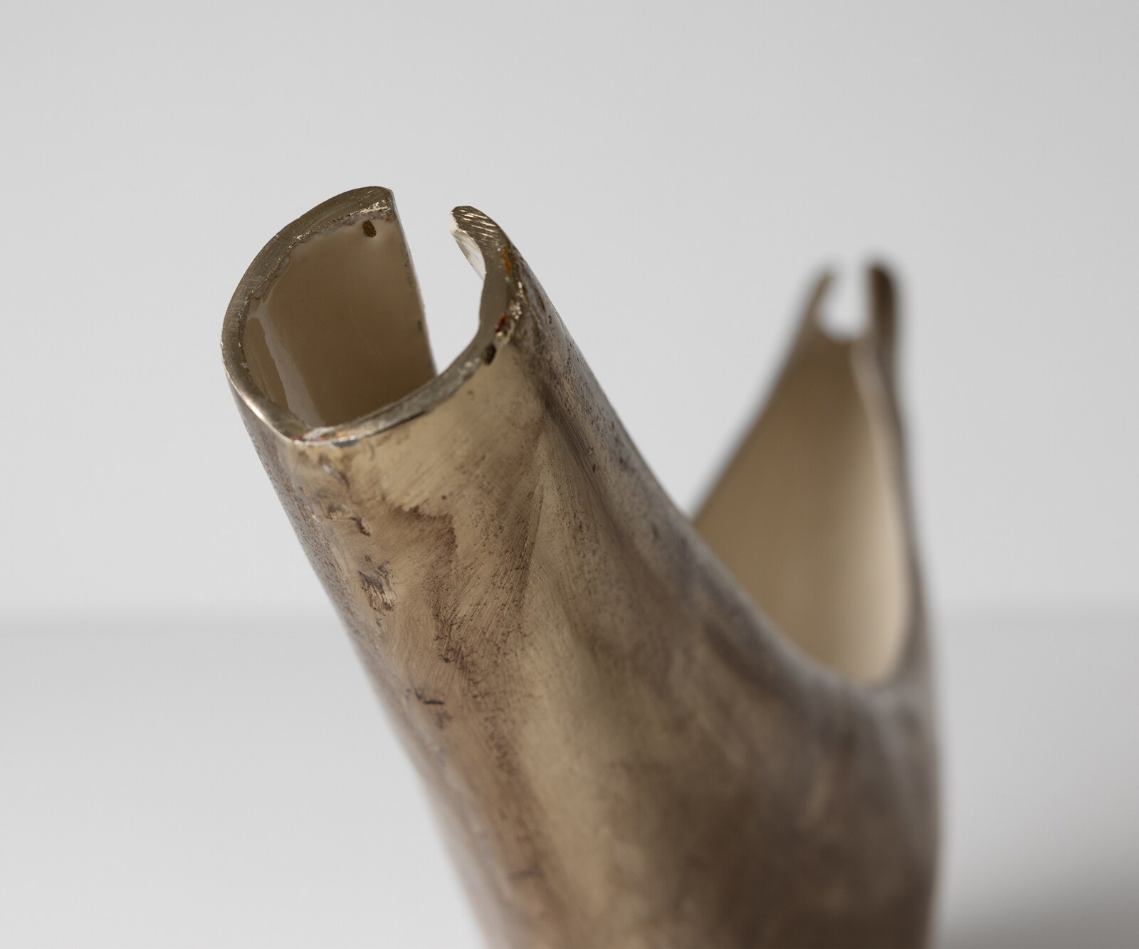 Rzeźba Navira dł. 77 x szer. 17 x wys. 31 cm aluminium Champagner Ivory ręcznie robiona 5