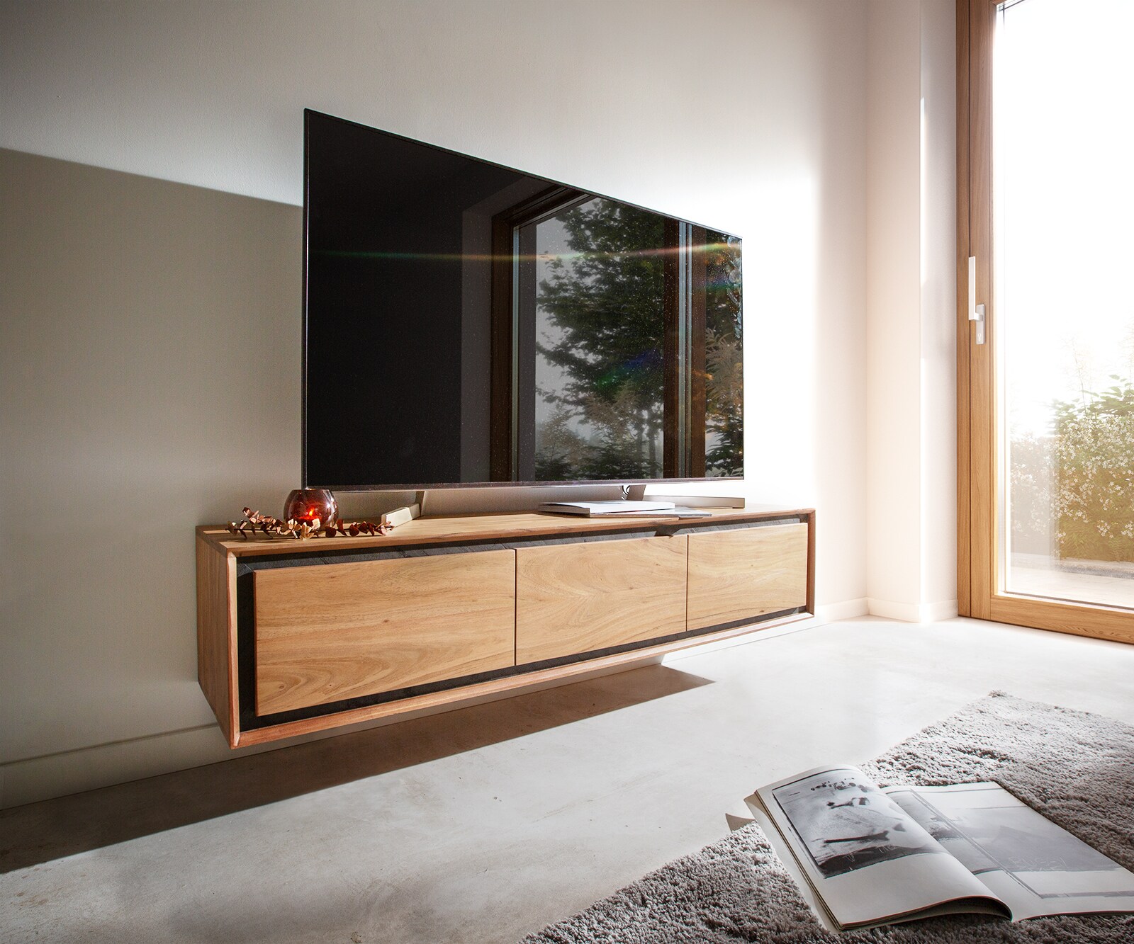 Szafka RTV Stonegrace 145 cm akacja naturalna 3 drzwi fornir kamienny podwieszana 1