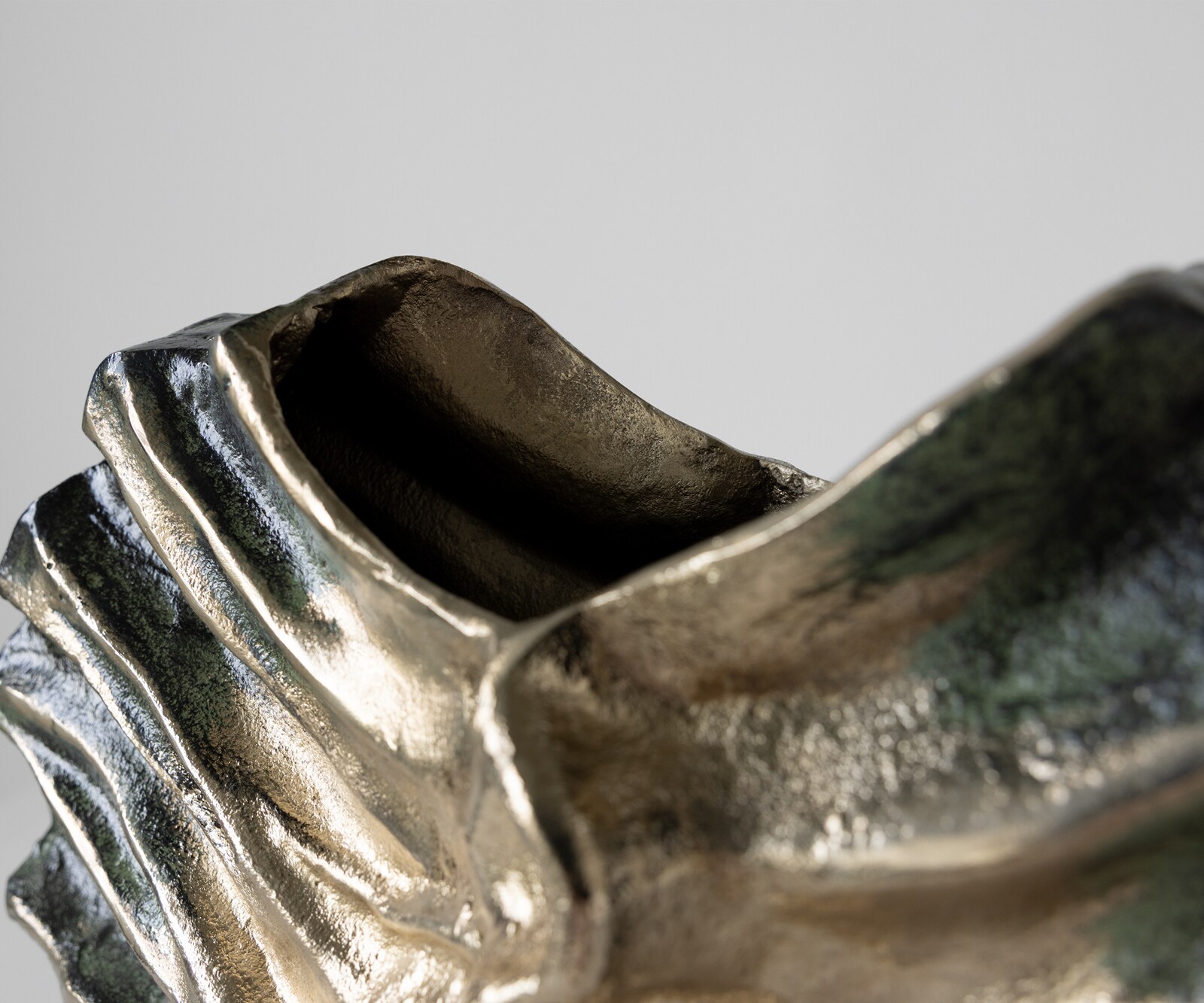 Waza dekoracyjna Nerina dł. 47 x szer. 18 x wys. 42 cm aluminium Verde Antico ręcznie robiona 4