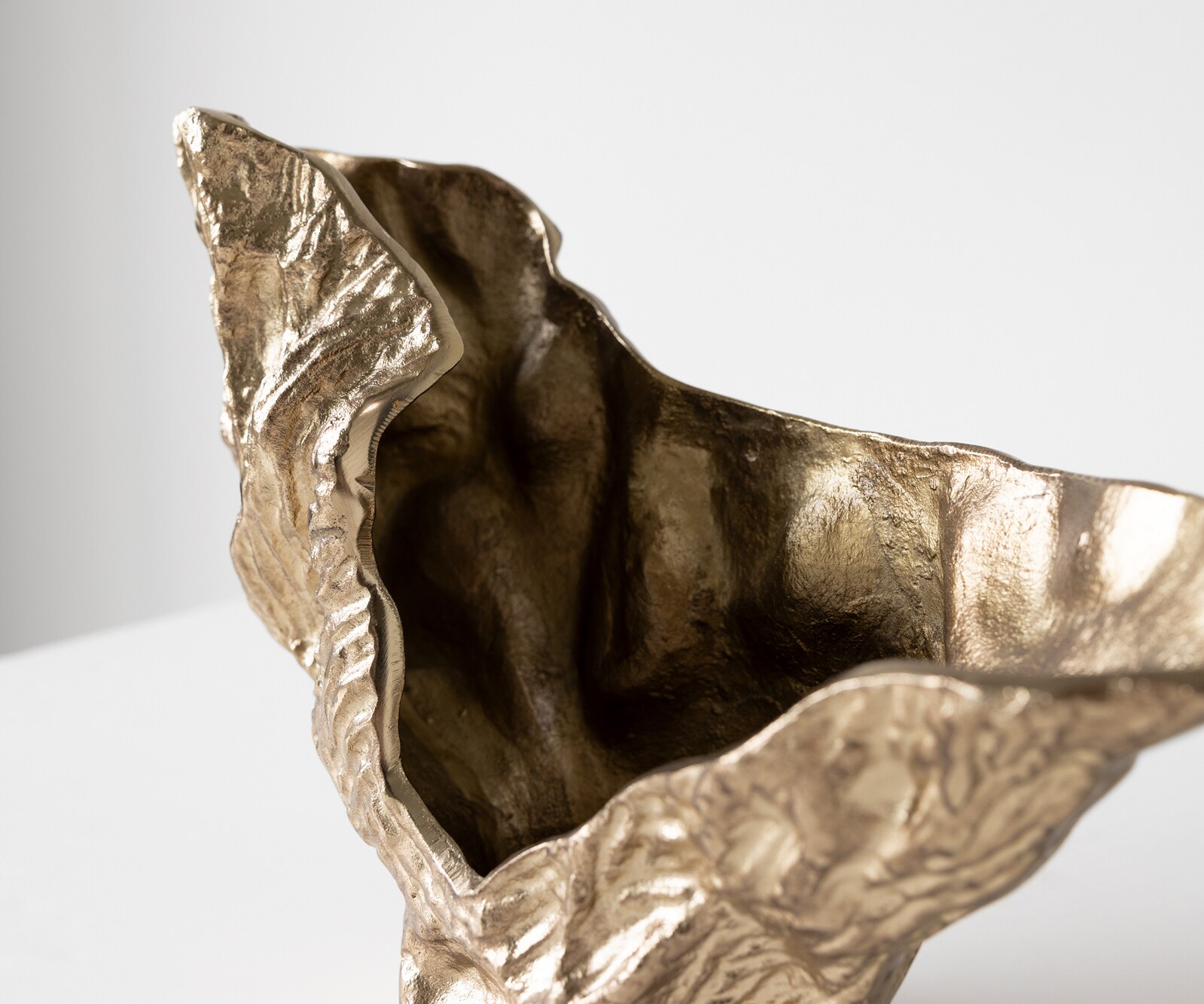 Waza dekoracyjna Alaris dł. 44 x szer. 13 x wys. 31 cm aluminium Champagner ręcznie robiona 4