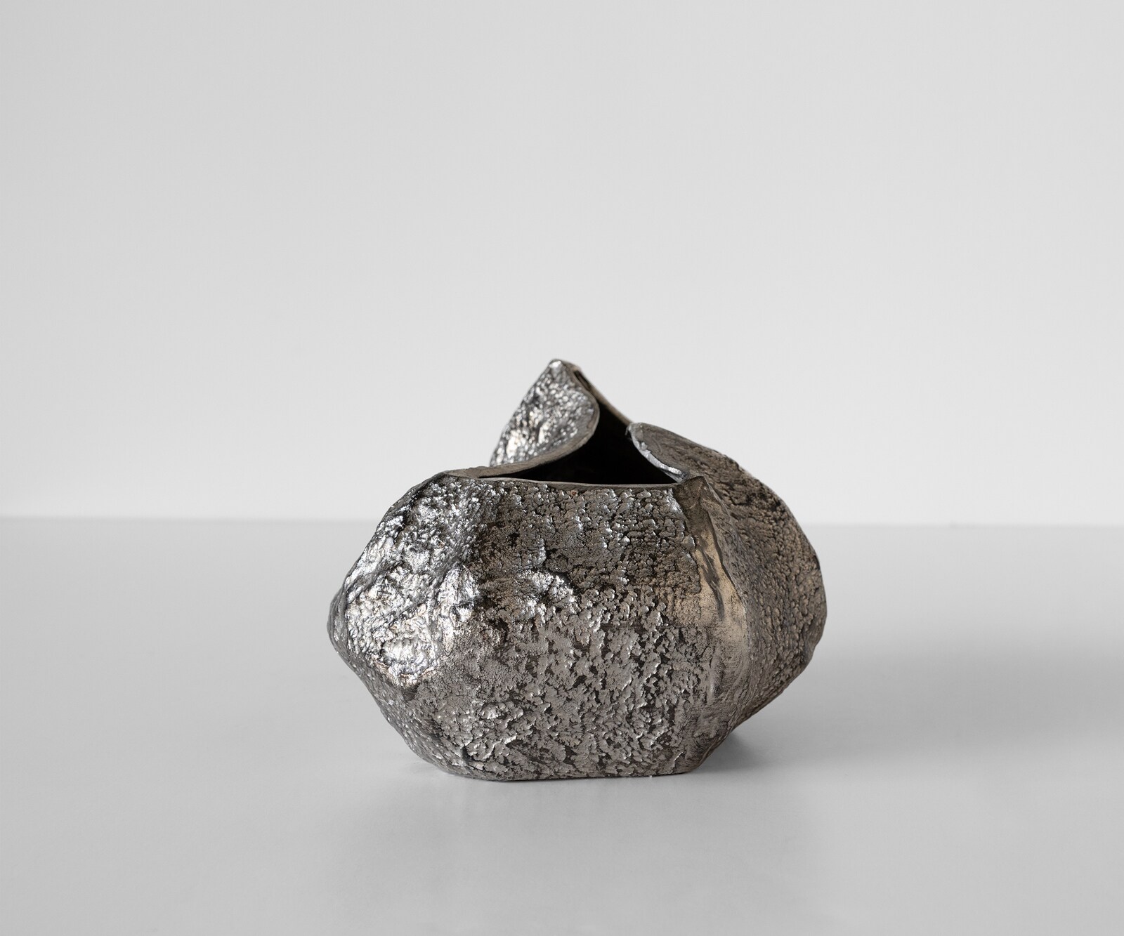 Waza dekoracyjna Cratera dł. 29 x szer. 24 x wys. 19 cm aluminium Platin ręcznie robiona 1