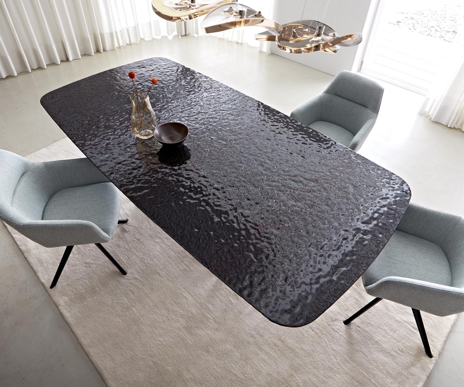 Stół do jadalni Edge kształt beczki 240x120cm szkło reliefowe czarne efekt 3D rama Infinity metal czarny 3