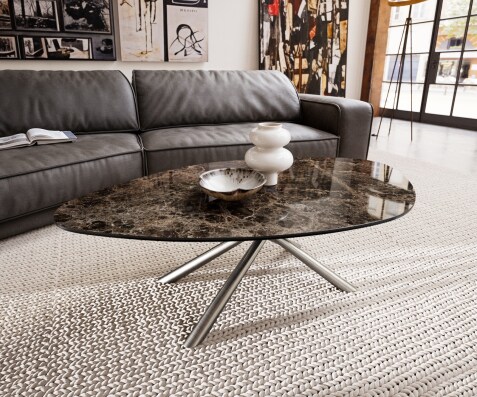Stolik kawowy Edge kształt organiczny 140x76 cm ceramika Laminam® Emperador Extra Lucidato ciemnobrązowa podstawa Sarity stal nierdzewna szczotkowana