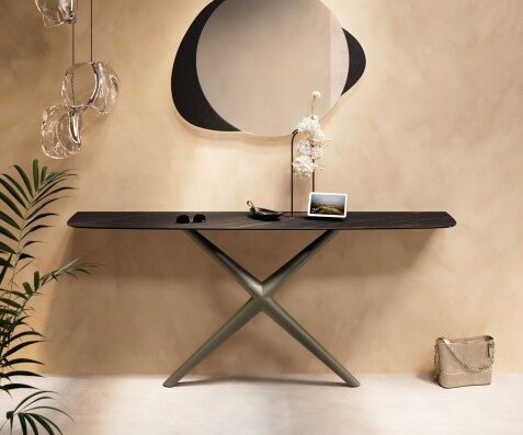Konsola Edge w kształcie beczki 180x40 cm Laminam® Noir Desir brązowa rama Estelo metal w kolorze tytanu