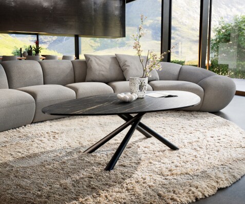 Stolik kawowy Edge organiczny 140x76 cm ceramika Laminam® Noir Desir brązowa podstawa Sarity metal czarny